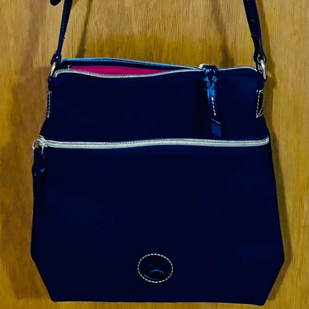 🦆VINTAGE DOONEY & BOURKE🦆 Nylon Black Crossbody Bag with Classic Red Interior